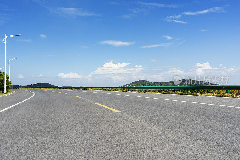 郊区的高速公路