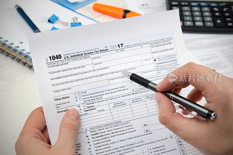 填写美国税单的人。