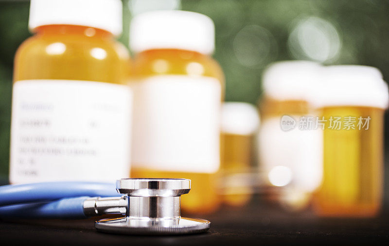 处方药瓶，药品与医生的听诊器在诊所，办公室。