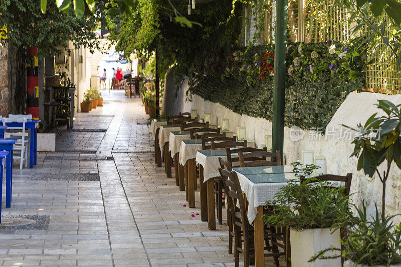 土耳其夏季小镇博德鲁姆穆格拉空荡荡的街道上摆满了桌子