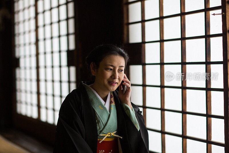 和服女士在百库曼本Chionji寺拿着电话