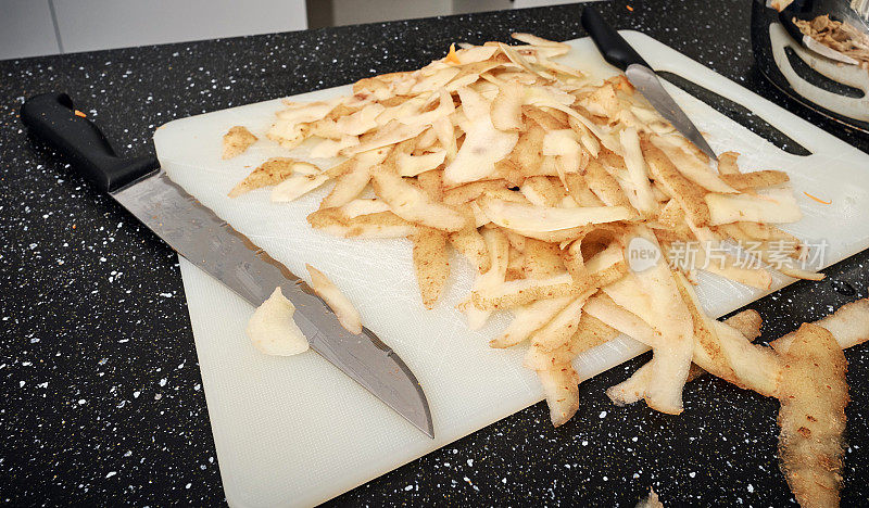 土豆皮放在切割机和刀具上