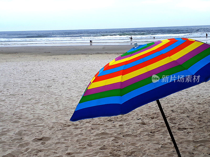 色彩斑斓的遮阳伞