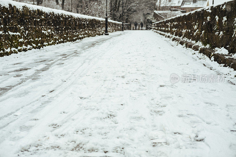 冬天的一天，兰开斯特被雪覆盖的人行道。