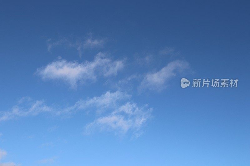 冬天蓝色天空中蓬松的白云