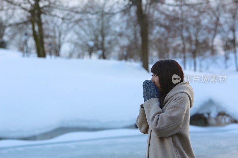 年轻女子双手捂着脸