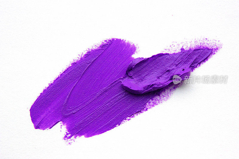 紫色唇膏的斑点近距离孤立在白色的背景。化妆、美容。