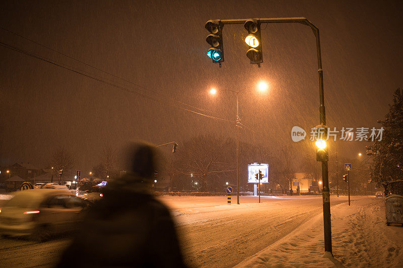 雪夜的交通灯信号