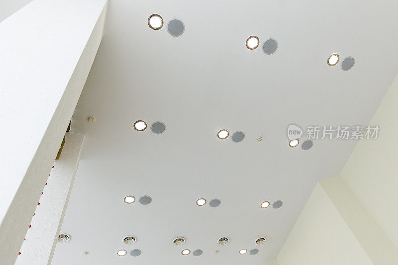 现代分层天花板与嵌入式灯和拉伸天花板镶嵌