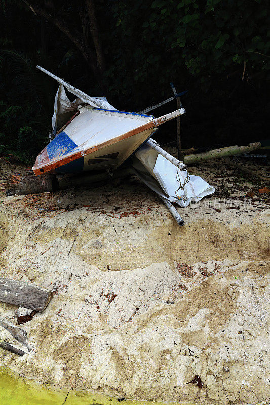 巴郎盖或邦加船搁浅在海滩上。蓬Ballo-Sipalay-Philippines。0338