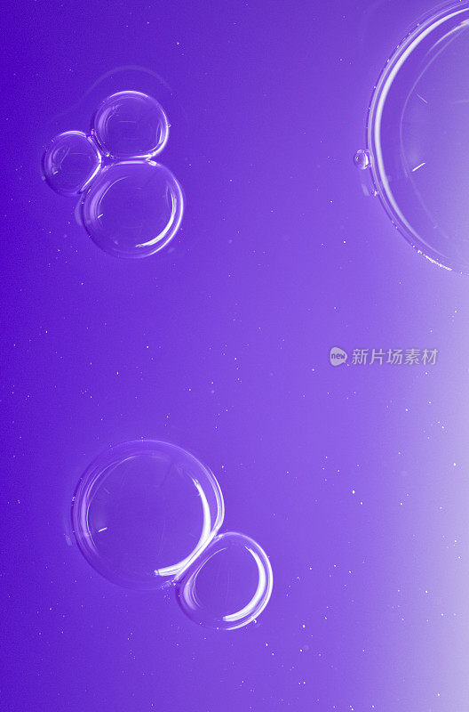抽象背景的紫外线彩色气泡在水中