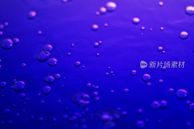 抽象背景的多个小紫外光色气泡在水中