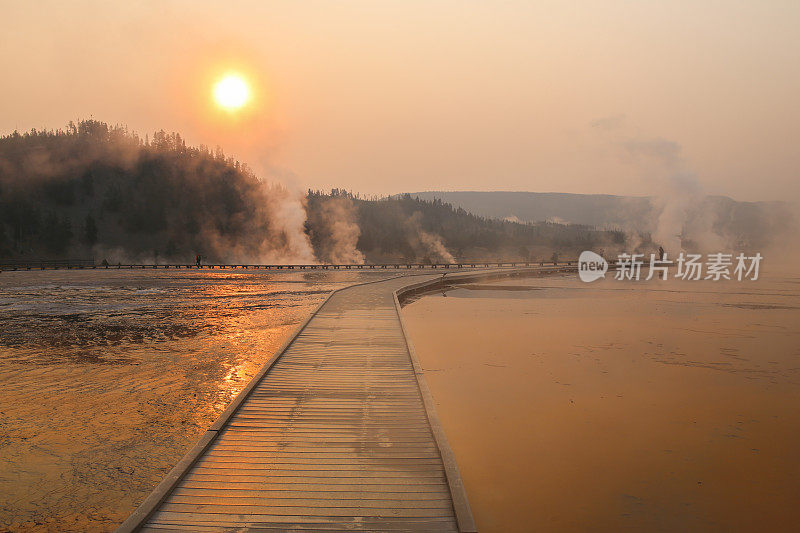 中途间歇泉盆地早晨太阳在水中反射，木板路，黄石国家公园，WY