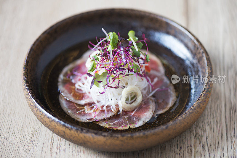 烤牛肉配亚洲蛋黄酱和松露