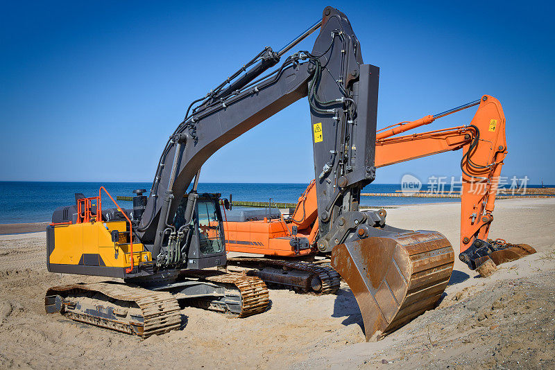 两台挖掘机在新建沿海公路的施工现场