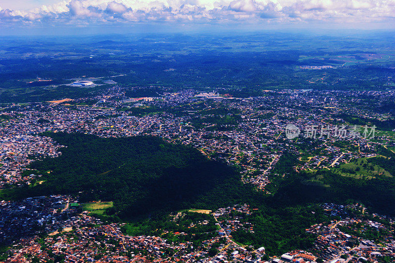 城市上空的云层。