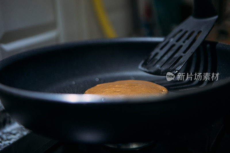 在厨房用煎锅做迷你煎饼