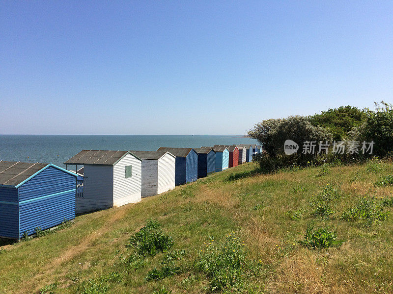 天色昏暗的海滩小屋