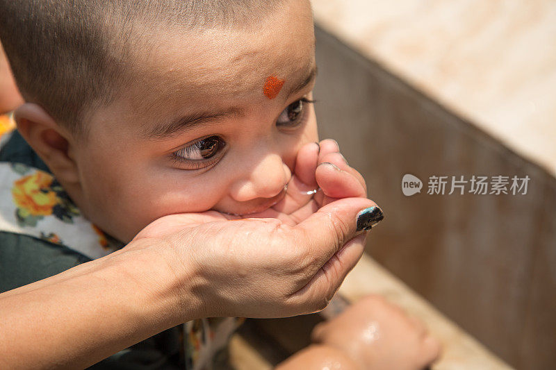 印度小孩喝妈妈手里的水