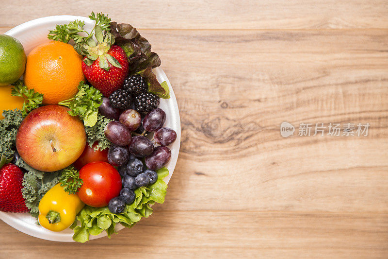 健康的水果和蔬菜在碗木背景