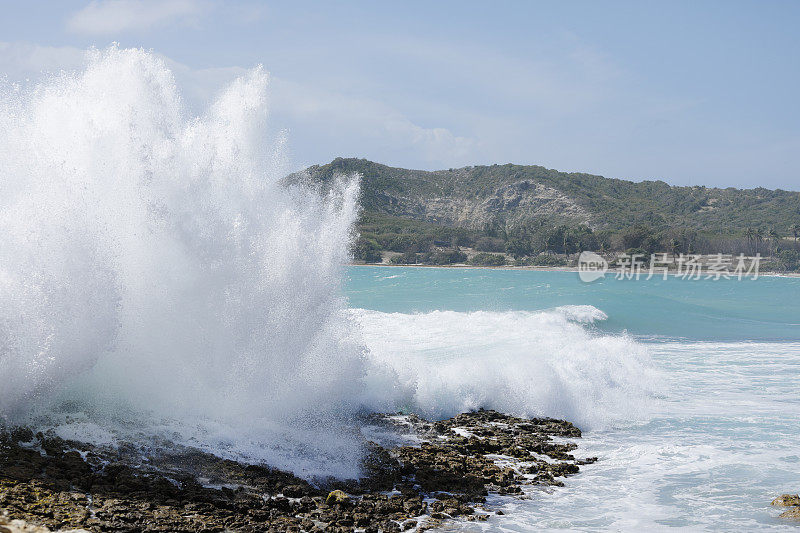 海浪袭击安提瓜多岩石的海岸线