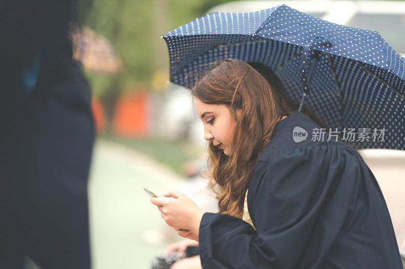 在雨中打着伞发短信