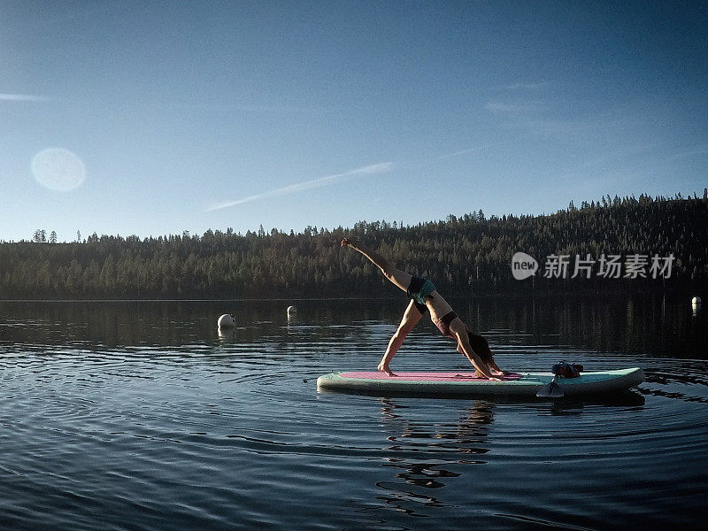 瑜伽和平衡在太浩湖，翡翠湾，加利福尼亚