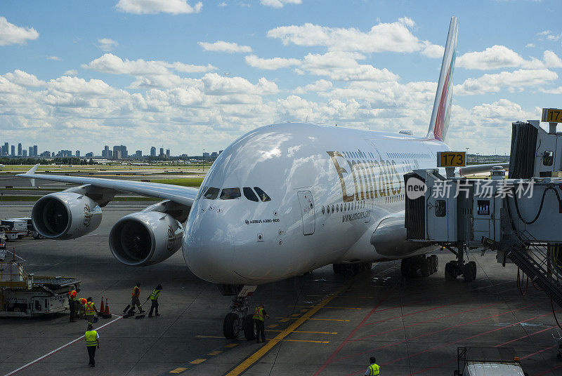 阿联酋航空公司的空客A380在多伦多国际机场