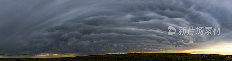 壮观的旋转强雷暴结构与乳房云的超宽复合全景视图