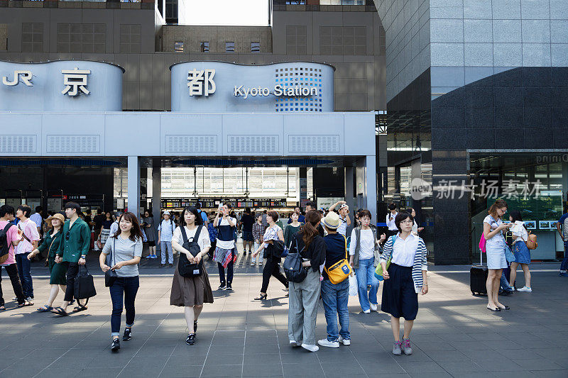 日本京都主要火车站的乘客和游客