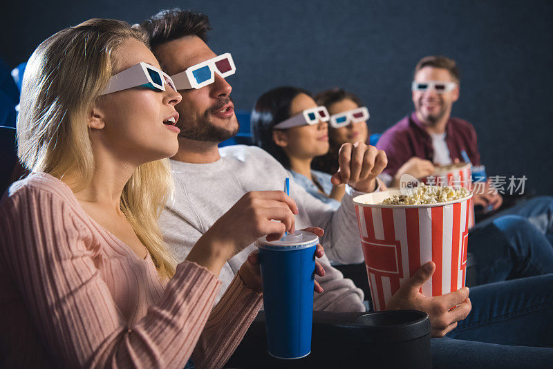 戴着3d眼镜，吃着爆米花一起去电影院看电影
