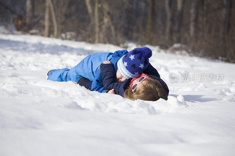 在雪地上打滚