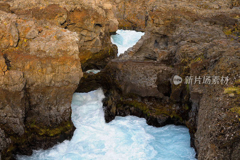 赫维塔河，秋天，博格峡湾地区，冰岛