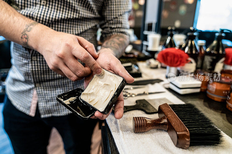 不可思议的理发师正在为顾客准备好产品