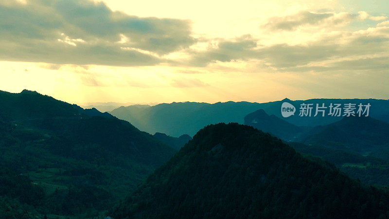 鸟瞰图与阳光山景观