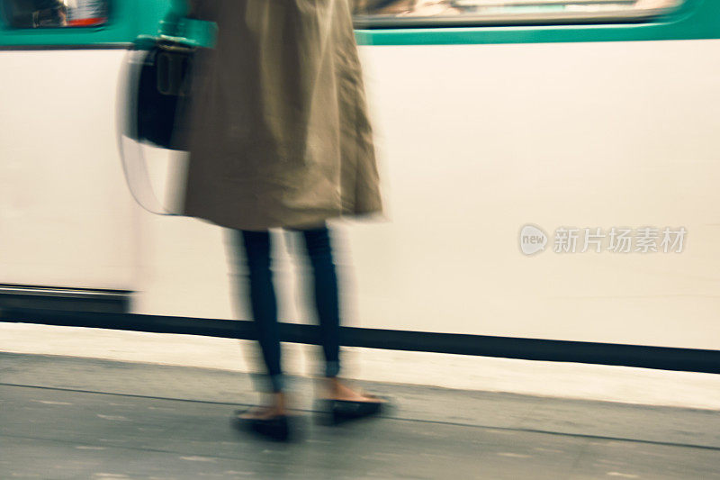 摘要地铁列车在运行中。巴黎地铁。站在站台上的女人。