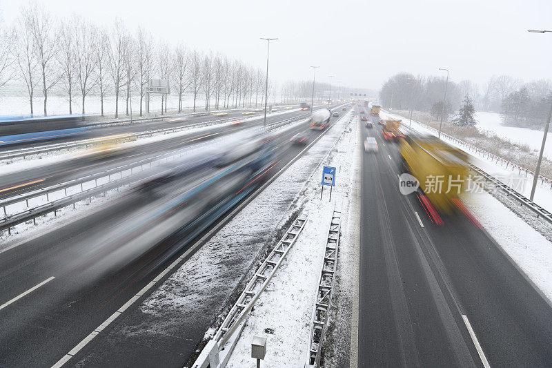 冬季暴风雪期间高速公路上的交通