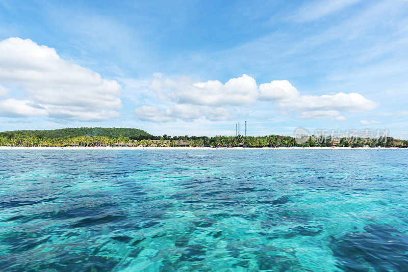 热带天堂岛和蓝天景观