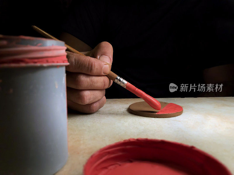 男性手在陶瓷作品上的特写