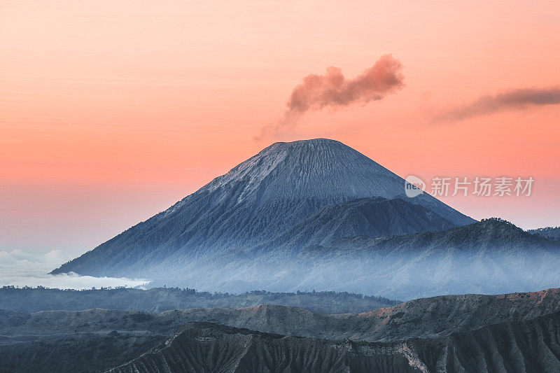 印度尼西亚东爪哇的布罗莫火山日出