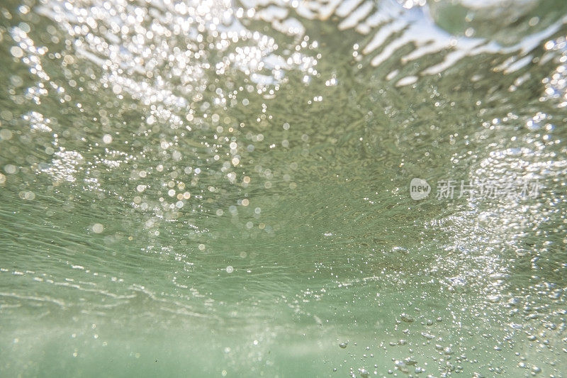 在波斯科诺海滩水下，当海浪在头顶上冲破时，向上看水面。