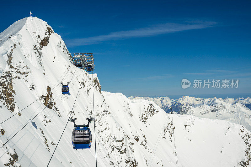 奥地利的滑雪坡道和空中缆车