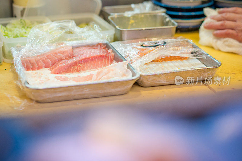 日本东京的生鱼片和寿司卷
