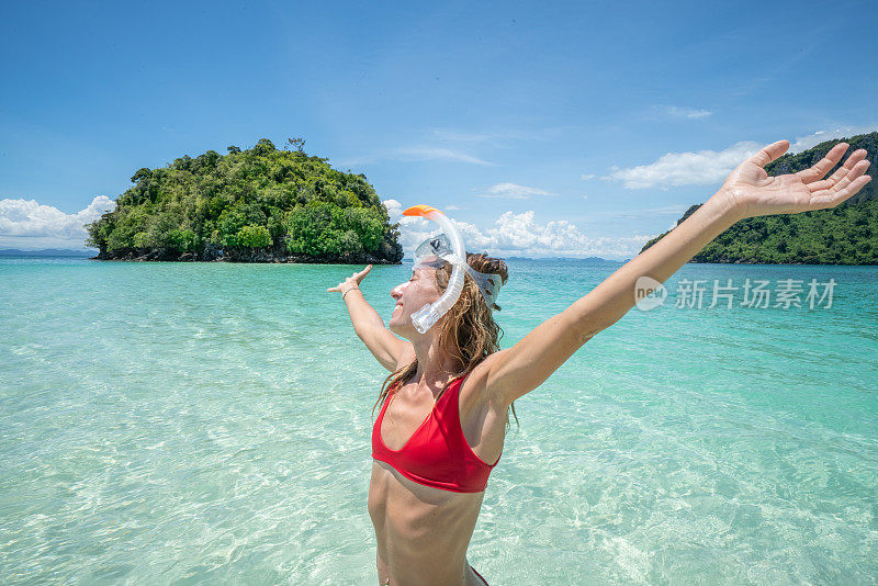 快乐的年轻女人在海滩度假探索热带岛屿