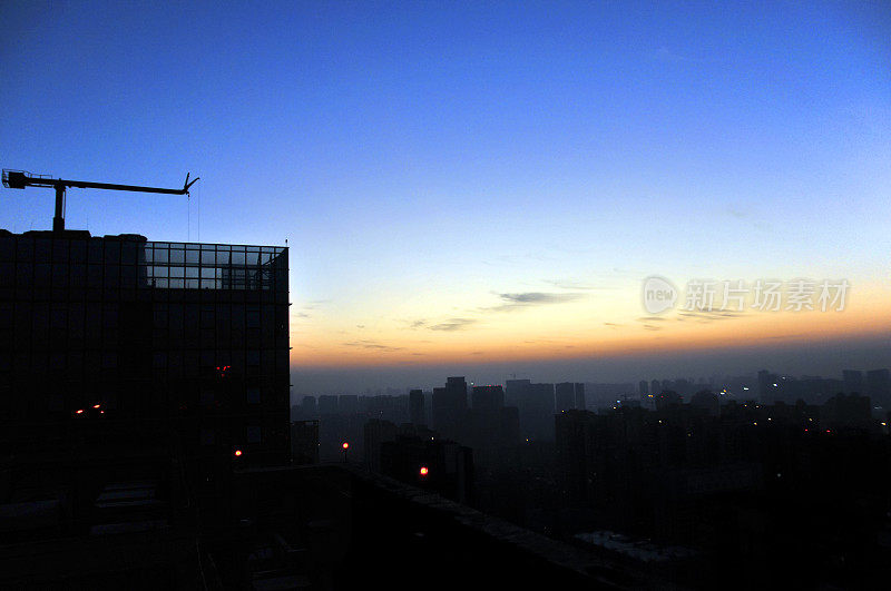 夕阳下建筑物的玻璃幕墙。