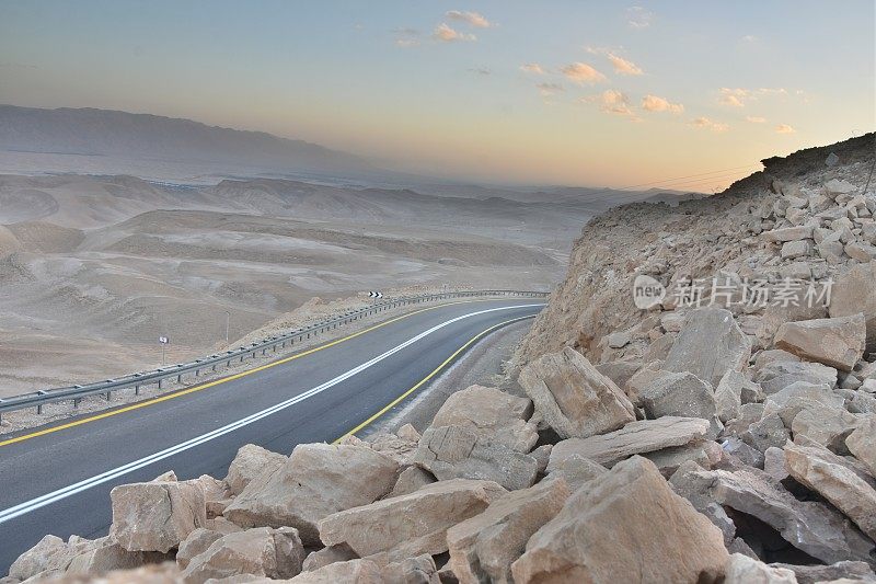 有安全栏杆的蜿蜒道路