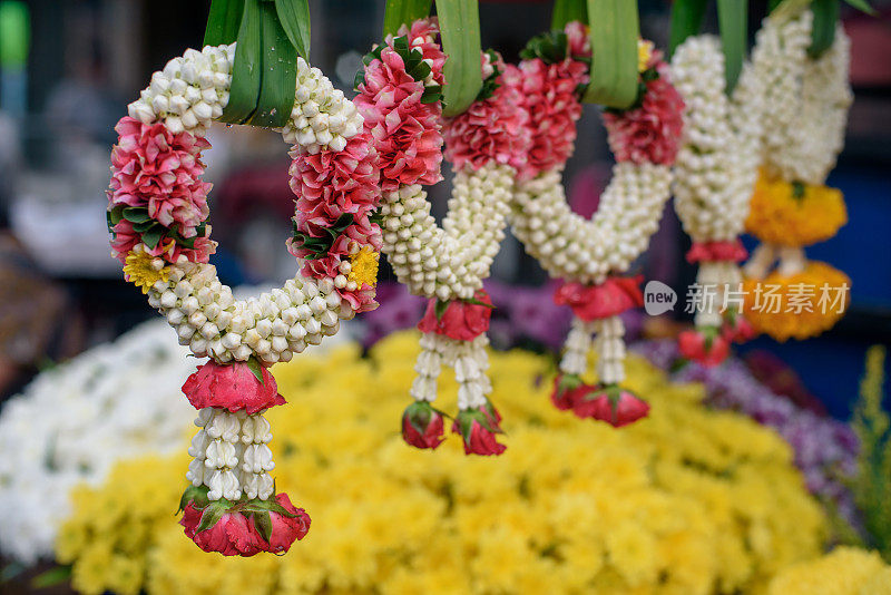 手工制作的花环，供奉在寺庙里