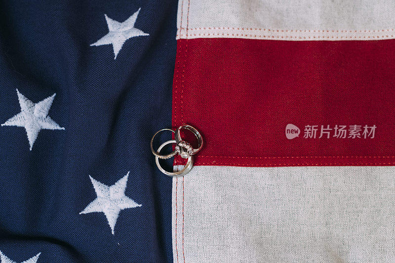 美国国旗上的订婚戒指