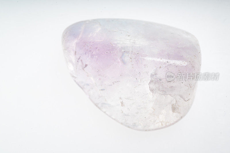 白色背景的紫水晶矿物石样