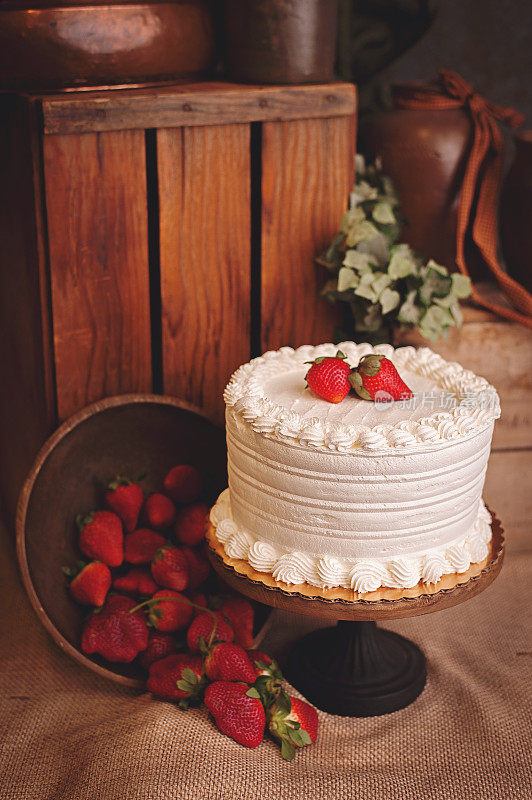 蛋糕架上草莓酥饼甜点